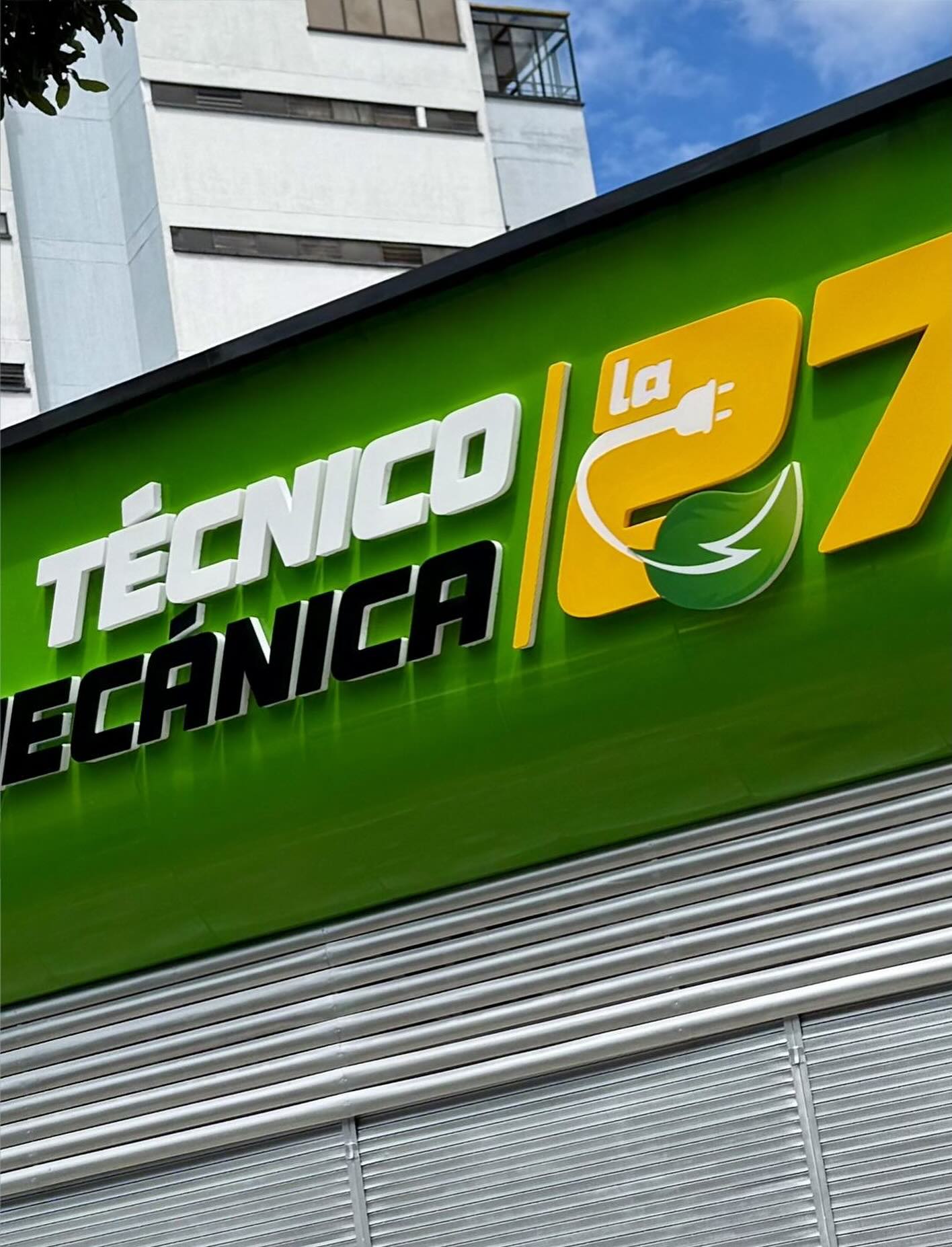 🌱 En Técnico Mecánica La 27 cuidamos tu carro y también el planeta 🌍
Somos el único CDA de la zona que funciona con energía solar.
🔌 Energía limpia, tecnología eficiente.
🕛 Abierto hasta las 12 de la noche (lunes a viernes)
Sábados 6:00a.m. a 5:00p.m.
Festivos 8:00 a.m. A 1:00 p.m.
Domingos no tenemos servicio!!!
📍Cra 27 #48-58, Barrio Sotomayor
📲 312 210 7034 | ☎️ 6820593